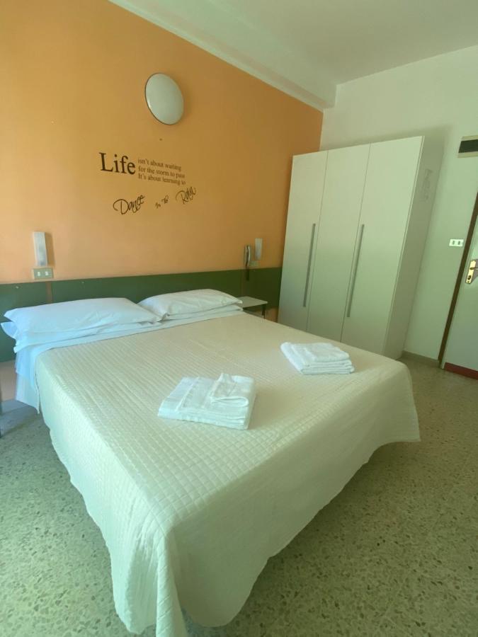 Hotel Nova Dhely Rimini Dış mekan fotoğraf