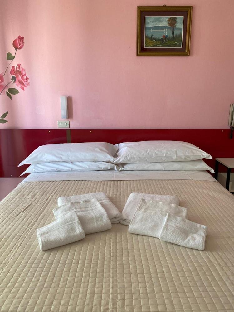 Hotel Nova Dhely Rimini Dış mekan fotoğraf