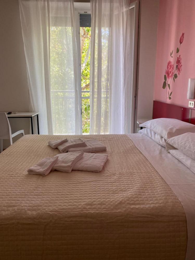 Hotel Nova Dhely Rimini Dış mekan fotoğraf