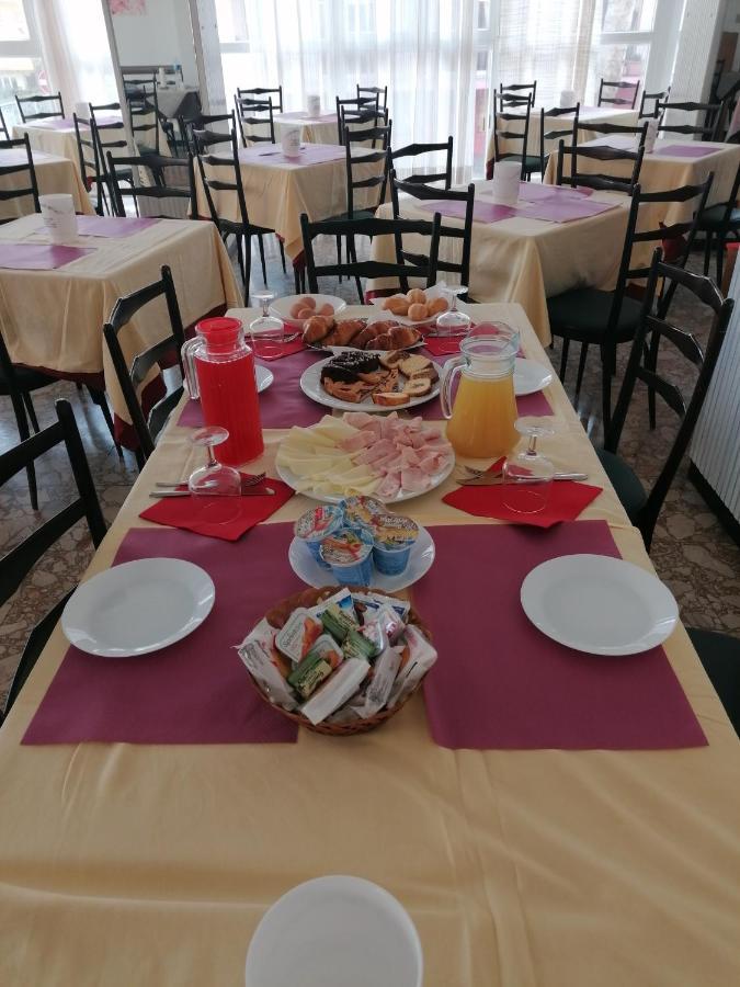 Hotel Nova Dhely Rimini Dış mekan fotoğraf
