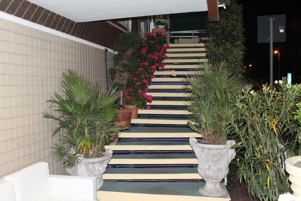 Hotel Nova Dhely Rimini Dış mekan fotoğraf